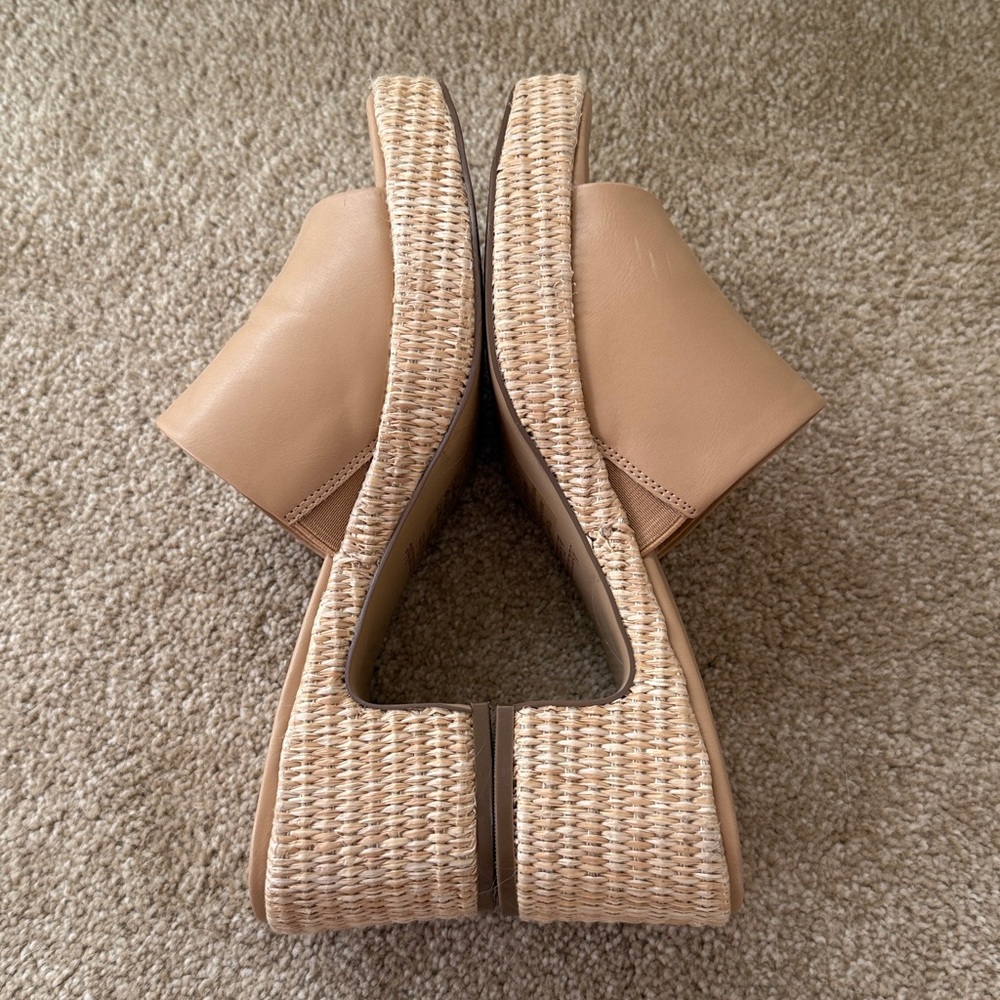 Abercrombie and Fitch Size 7 Raffia Leather Tan Sandals Heeled EUC